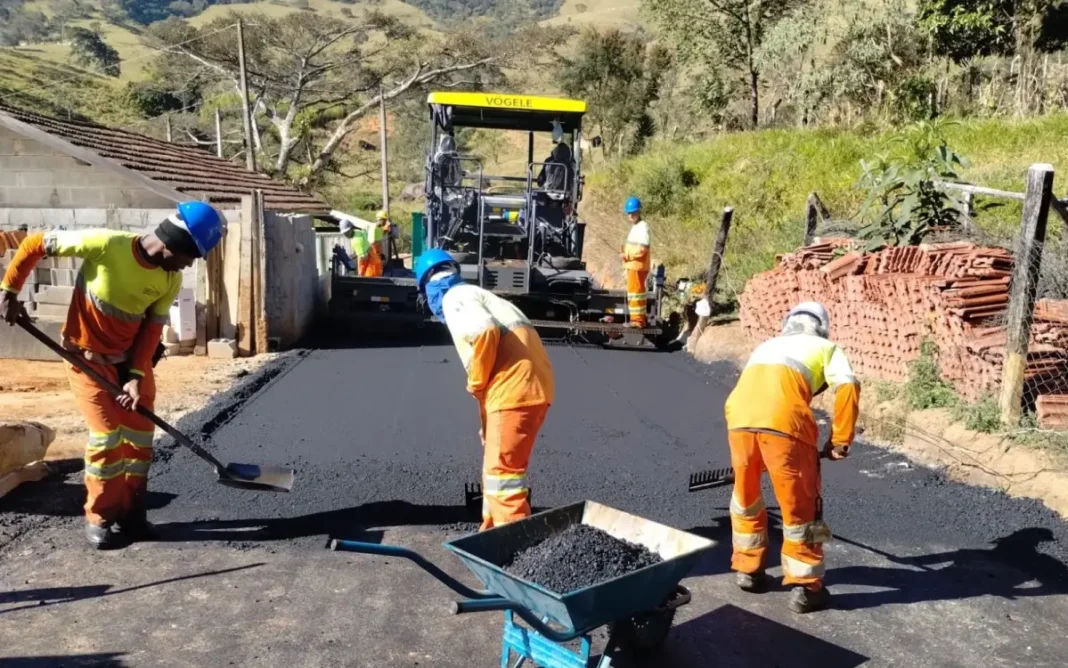 Secretaria de Obras realiza pavimentação de vias da zona rural, somando quase 3km de extensão
