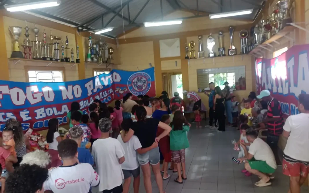 Alegria de Natal ONG Ande distribui 150 presentes e 111 marmitas em Vila Rica