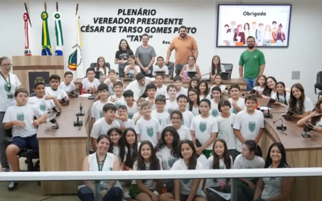 Estudantes aprendem sobre legislação e cidadania na câmara de ve