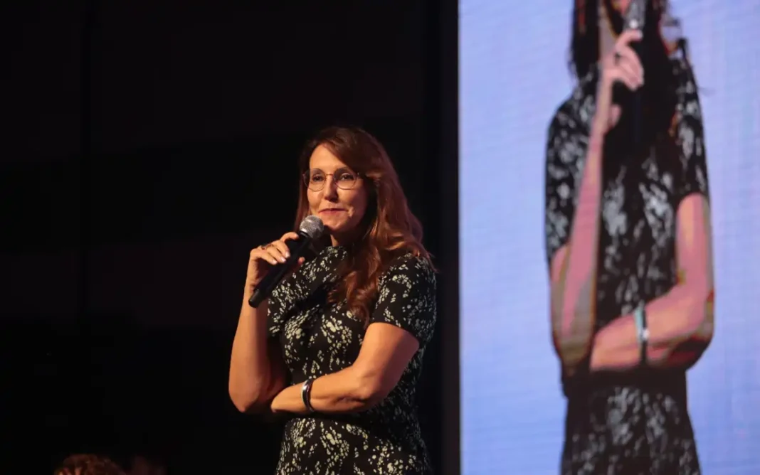 Evento do Dia da Mulher em Extrema reúne mais de 1.500 mulheres em uma noite de celebração com muitas atrações especiais