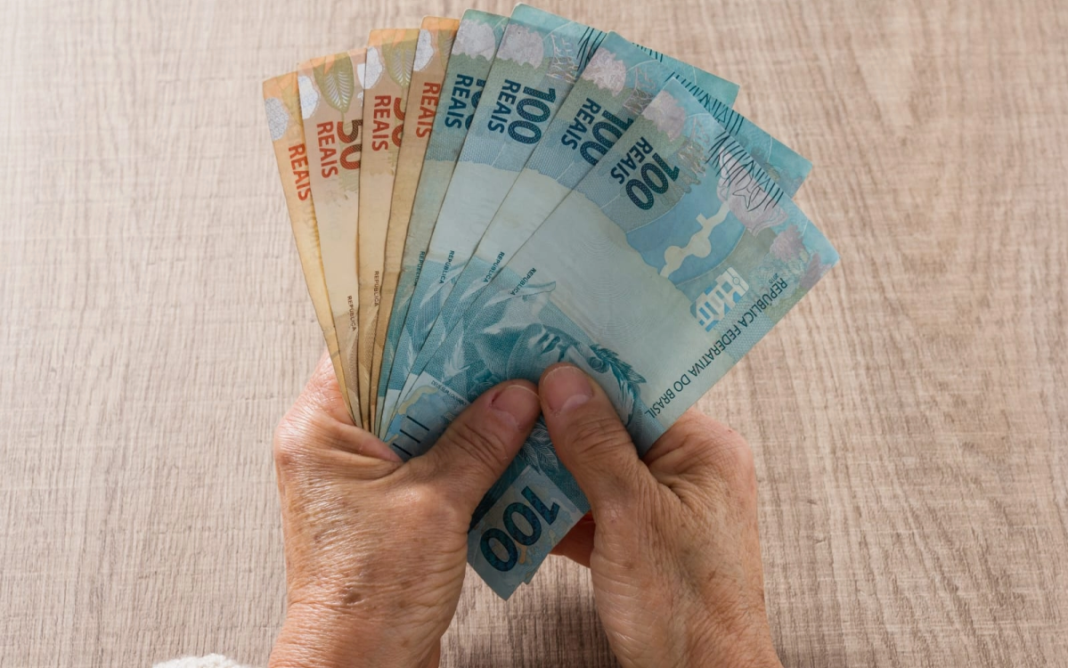 INSS começa a pagar 13º salário antecipado no final de abril-1