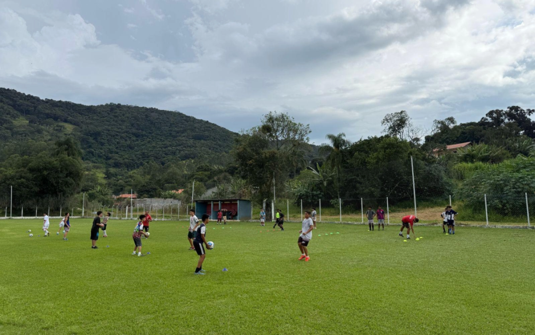 Mais inclusão e oportunidades Escola de Futebol cresce nos bairros de Extrema-1