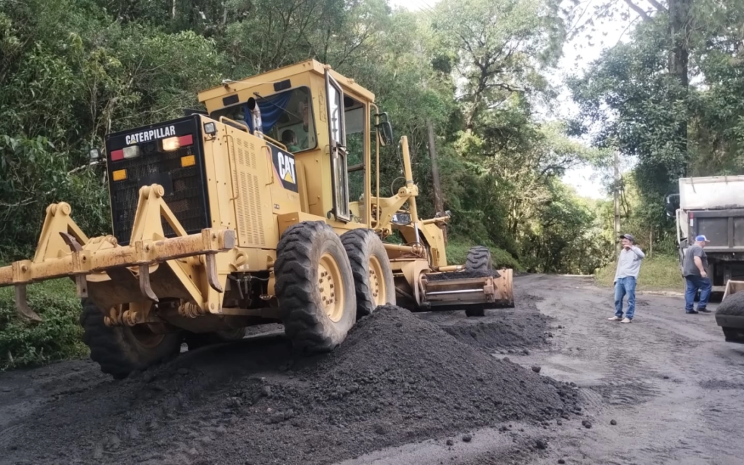 Trecho da Estrada da Embratel passa por pavimentação asfáltica para melhorar a trafegabilidade turística da região do bairro Ponte Alta-1