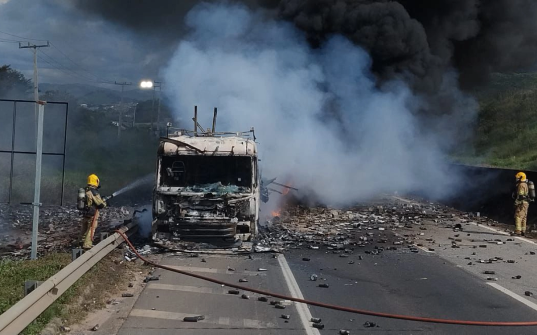 Incêndio de grandes proporções em carreta mobiliza Bombeiros no Km 895, em Cambuí-1