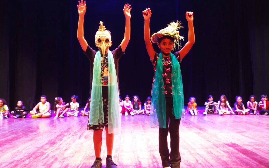 Oficina de Teatro oferece aulas inclusivas e gratuitas com o professor Fabiano Menna e anuncia a abertura de sete novas vagas remanescentes em Extrema-1