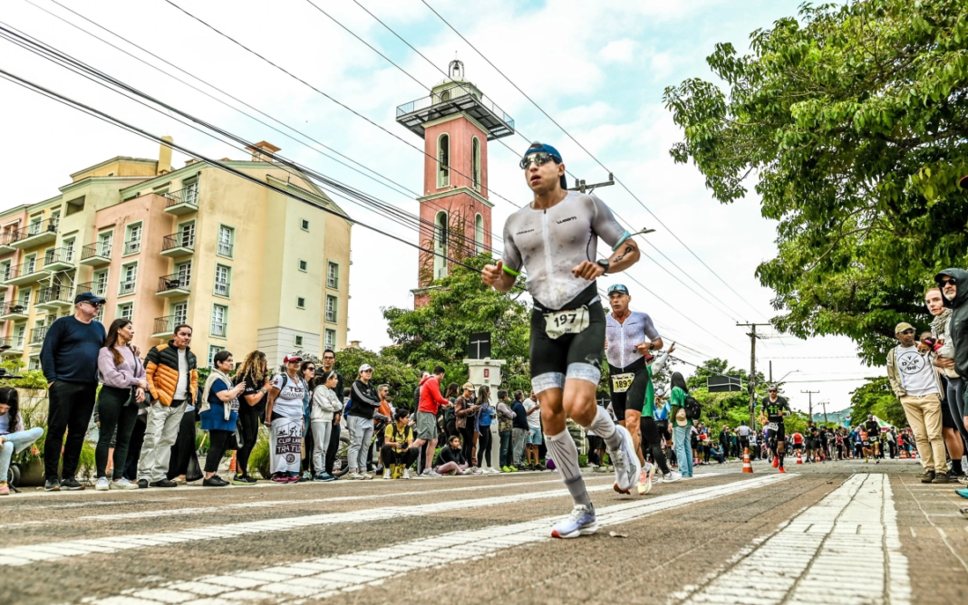 Tenente da Polícia Militar de Extrema, Lucas Avelino, participa do Triathlon IronMan em Florianópolis-1