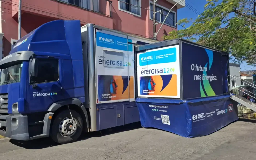 Com serviços de troca de lâmpadas, unidade móvel do Nossa Energia está em Bueno Brandão