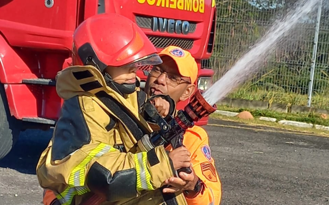 Corpo de Bombeiros de Extrema recebe visita da Escola Croma Dojo Karatê Shotokan-1