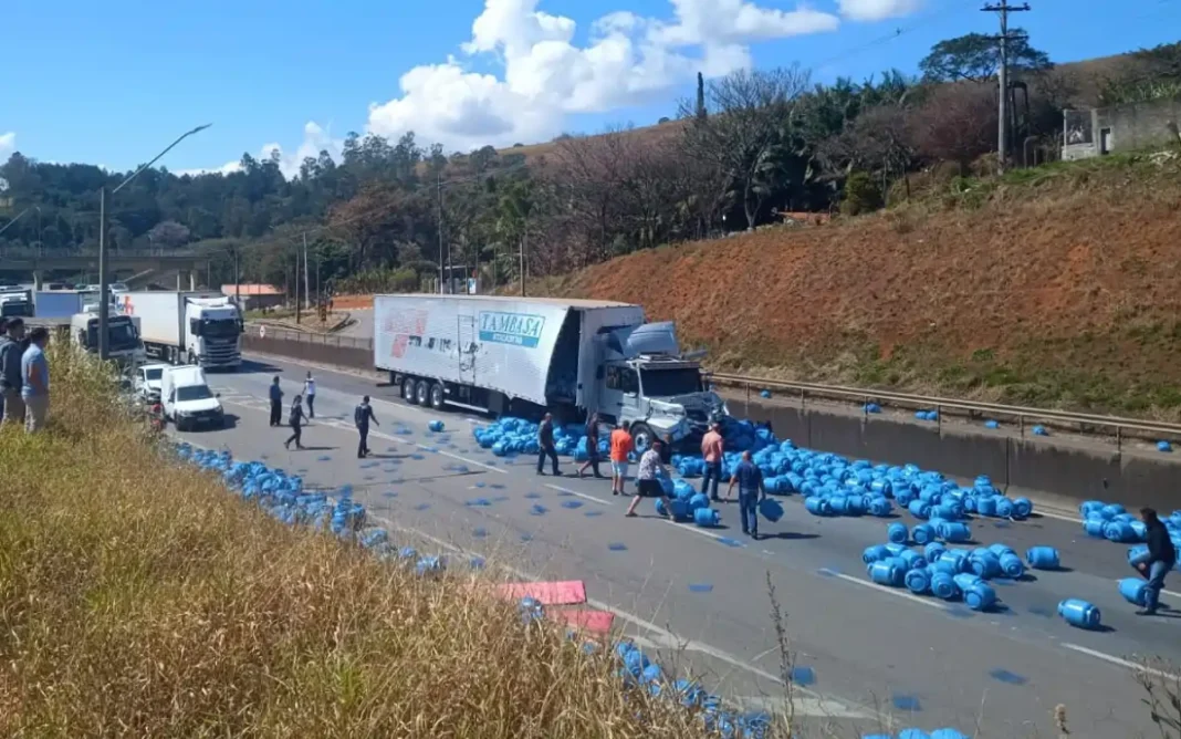 Acidente entre caminhão e carreta espalha botijões e bloqueia parte