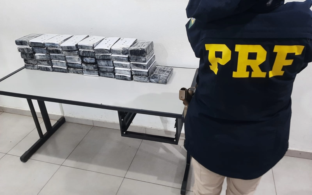 Motorista foge e abandona carro com 43 kg de cocaína após abordagem da PRF na Fernão Dias-1