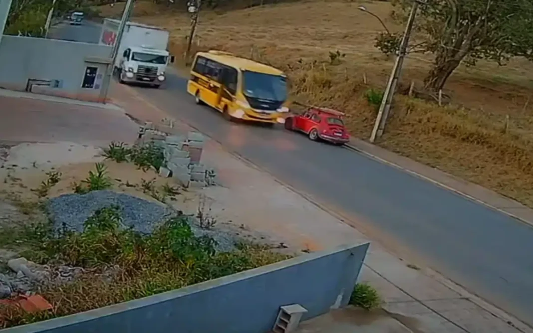 Ônibus escolar de Munhoz realiza ultrapassagem em curva e quase provoca tragédia