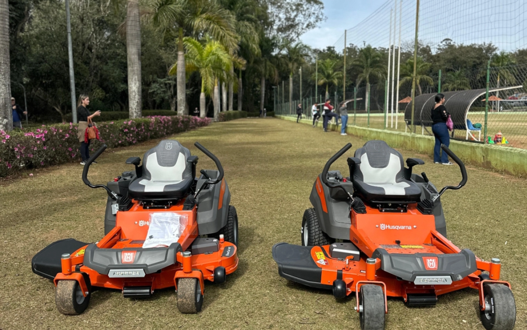 Prefeitura de Extrema reforça manutenção urbana com aquisição de novos tratores cortadores de grama-1