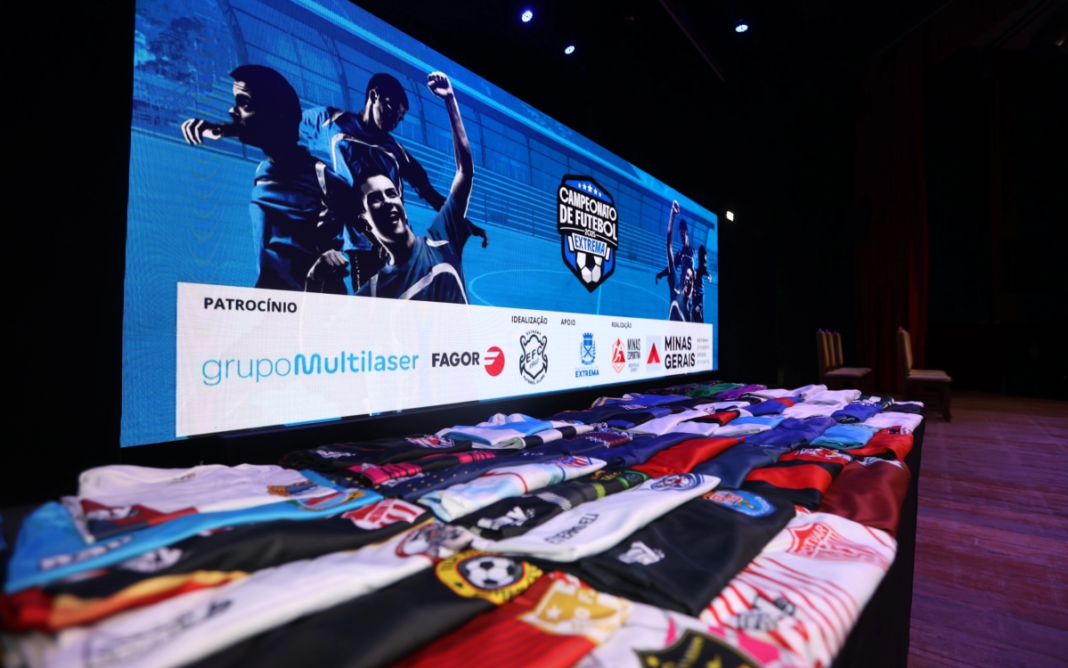 Cerimônia oficial celebra a entrega de uniformes aos atletas do Campeonato de Futebol de Extrema 2025
