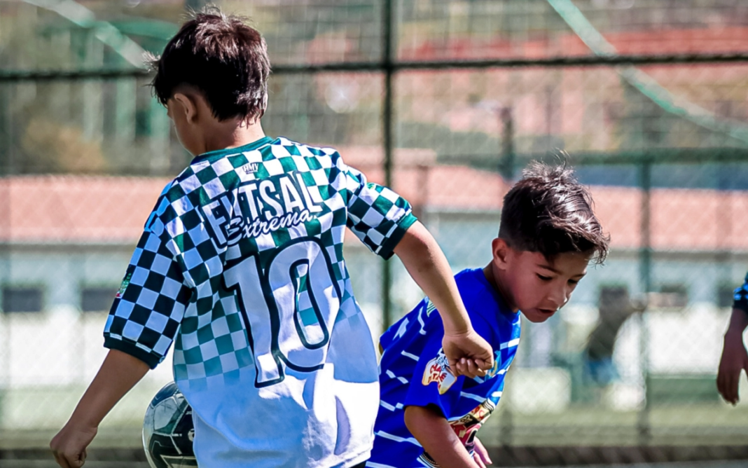Estreia da Supercopa Extrema de Futebol Sub-07 traz emoção e duelos agitados no Campo Society do Bela Vista
