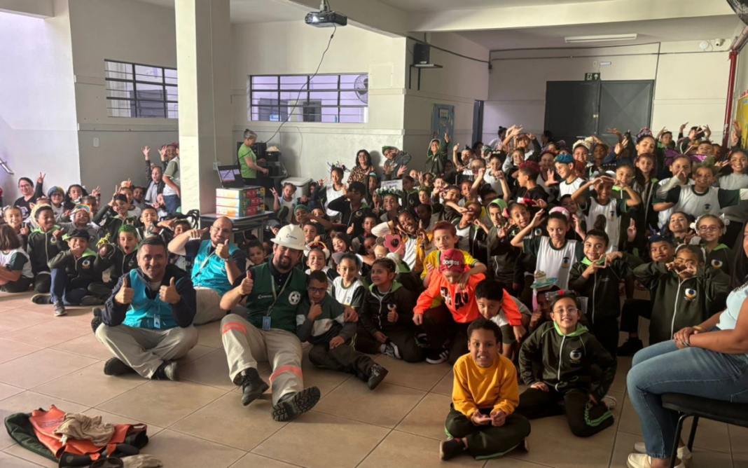 Equipes da Energisa orientam alunos de Extrema sobre segurança com eletricidade