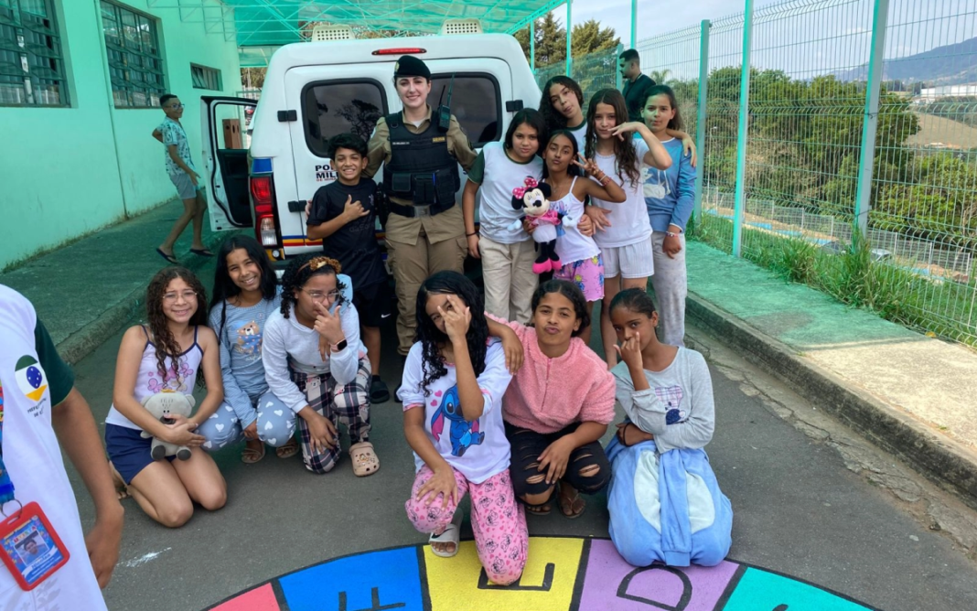 PMMG visita Escola José Sebastião Morbidelli em celebração ao Dia das Crianças
