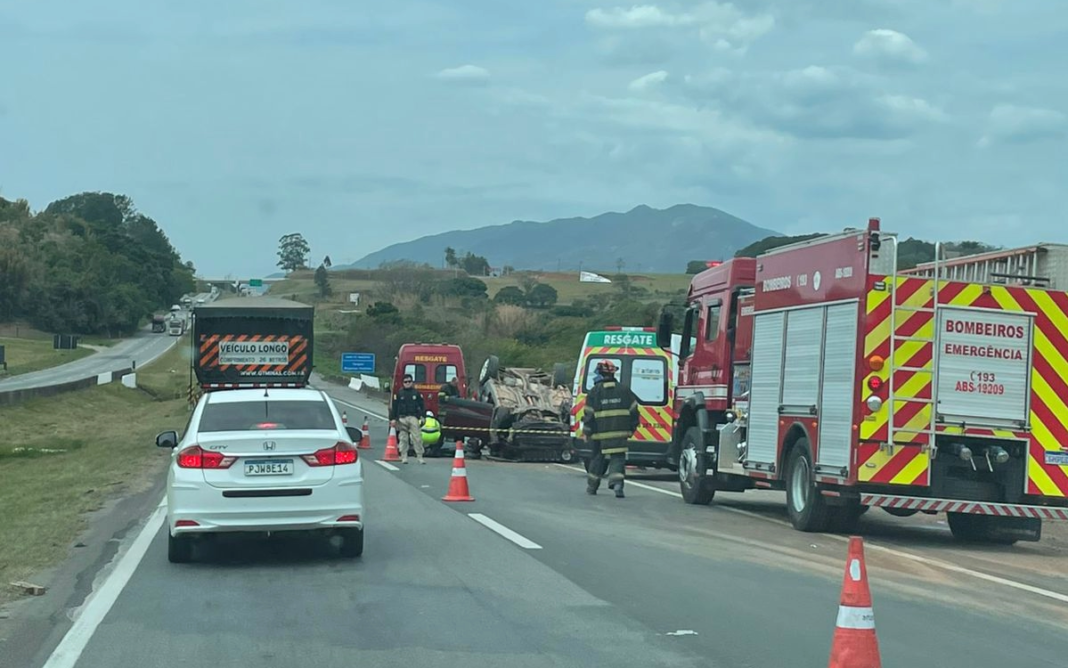Uma pessoa morre e outra fica gravemente ferida em acidente na Fernão Dias