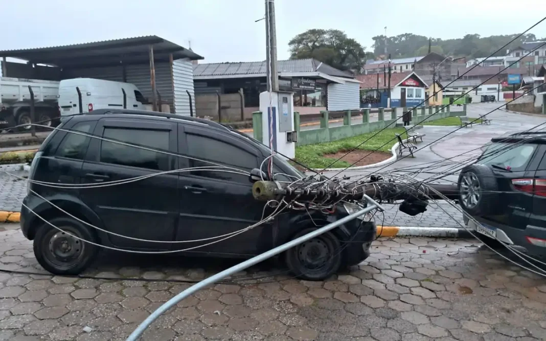 Vendaval causa danos e interrompe fornecimento de energia em Camanducaia e Monte Verde