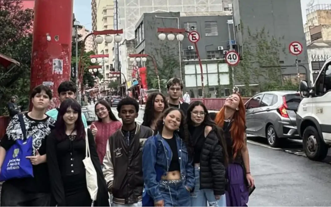 Parlamento jovem de Extrema vivencia diversidade cultural em visita ao bairro da Liberdade, em São Paulo