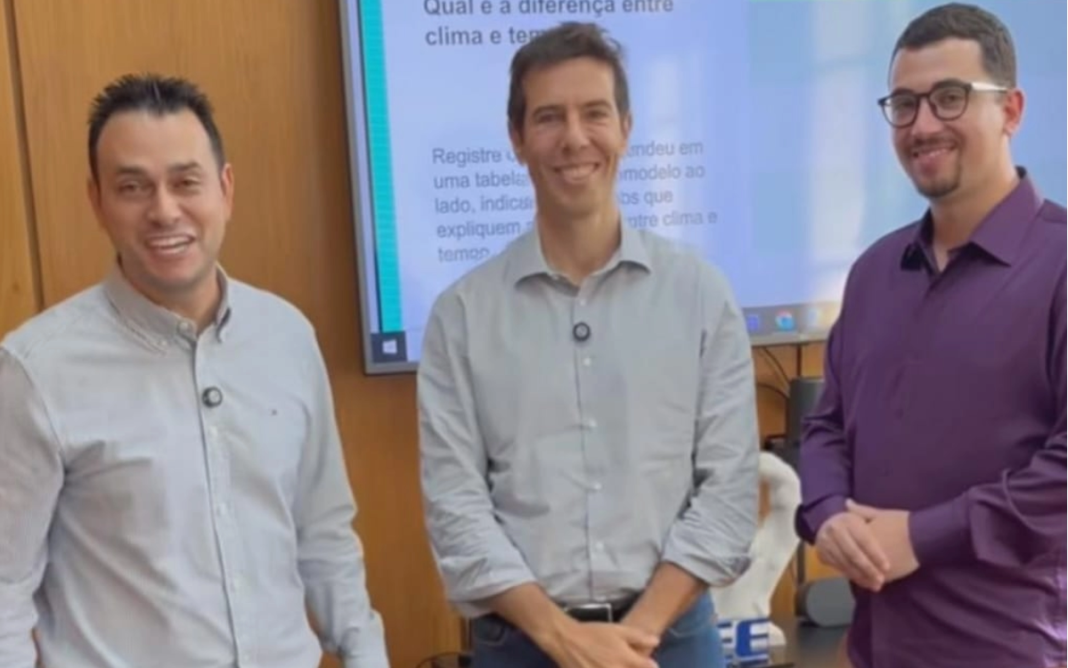 Prefeito de Extrema, Dr. Fabrício Bergamin, e secretário de Educação, Ruan Goudinho, se reúnem com Renato Feder para fortalecer a educação