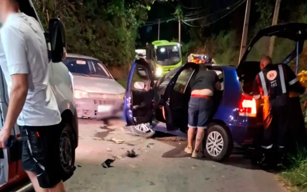 Acidente frontal entre dois veículos é registrado em Extrema