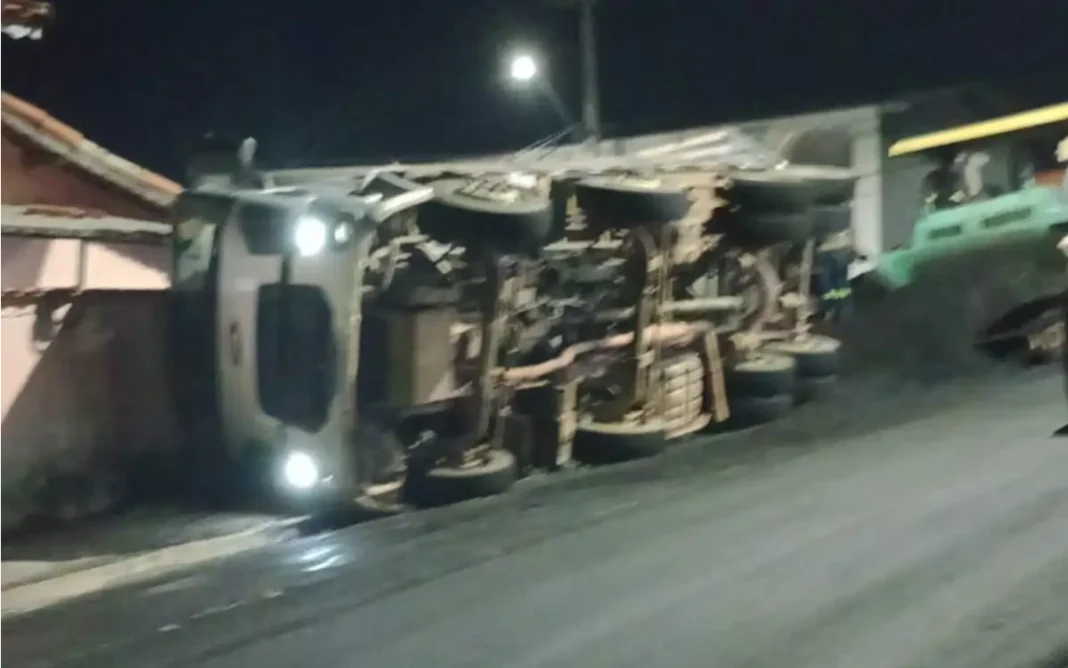 Caminhão de transporte de asfalto quente tomba durante descarga e atinge residência em Extrema