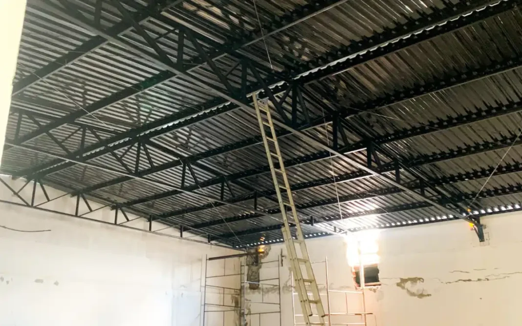 Reconstrução do telhado da EMETI Nildes é concluída e prédio será reaberto aos alunos no início do ano letivo de