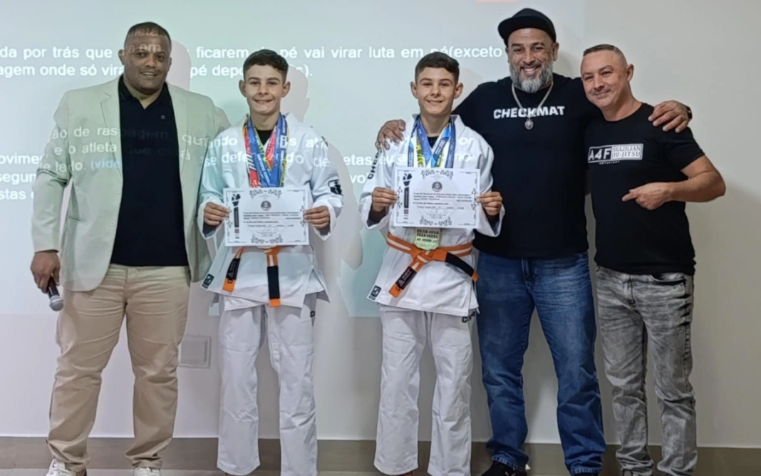 Atletas de Jiu-Jitsu de Extrema recebem homenagem de honra ao mérito em Pouso Alegre