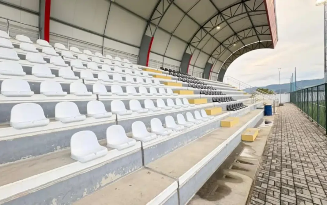 Arquibancada coberta do Estádio Sebastião Camanducci recebe novos assentos e amplia conforto e segurança aos torcedores