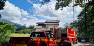 CORPO DE BOMBEIROS COMBATE INCÊNDIO EM RESIDÊNCIA NO BAIRRO PONTE ALTA, EM EXTREMA