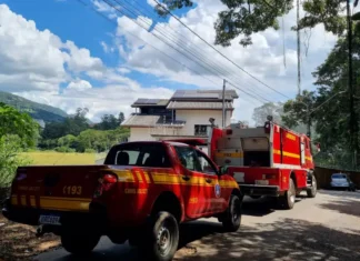 CORPO DE BOMBEIROS COMBATE INCÊNDIO EM RESIDÊNCIA NO BAIRRO PONTE ALTA, EM EXTREMA