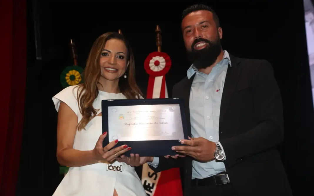 Educadora é homenageada no Prêmio Mulher Destaque em Extrema