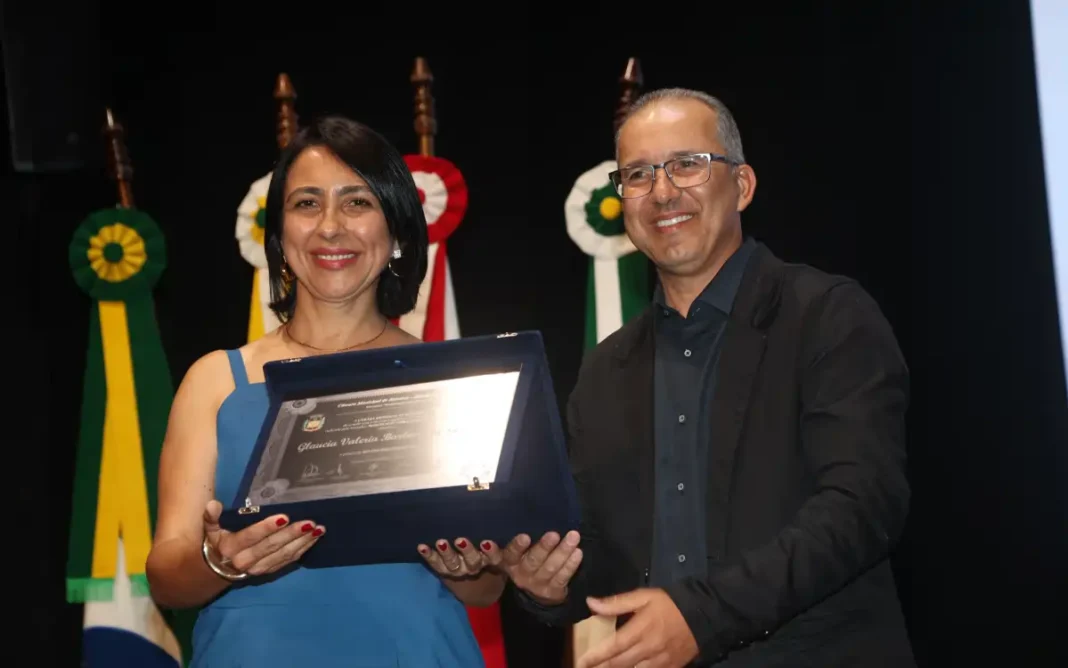 Glaucia Valéria é homenageada por 35 anos de dedicação à Polícia Civil em Extrema