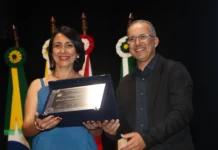 Glaucia Valéria é homenageada por 35 anos de dedicação à Polícia Civil em Extrema