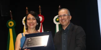 Glaucia Valéria é homenageada por 35 anos de dedicação à Polícia Civil em Extrema