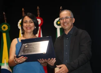 Glaucia Valéria é homenageada por 35 anos de dedicação à Polícia Civil em Extrema