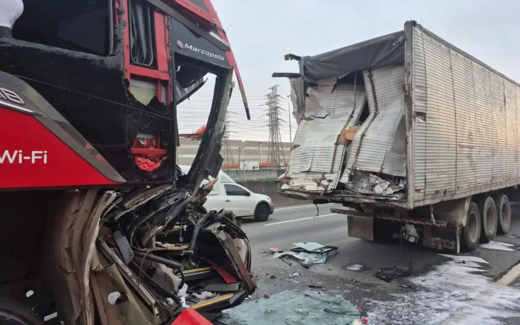 Motorista de Minas Gerais morre após acidente com ônibus na chegada a São Paulo