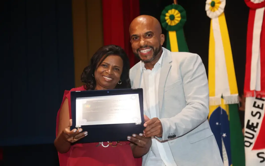 Prêmio Mulher Destaque reconhece trajetória de Vera Evangelista em Extrema