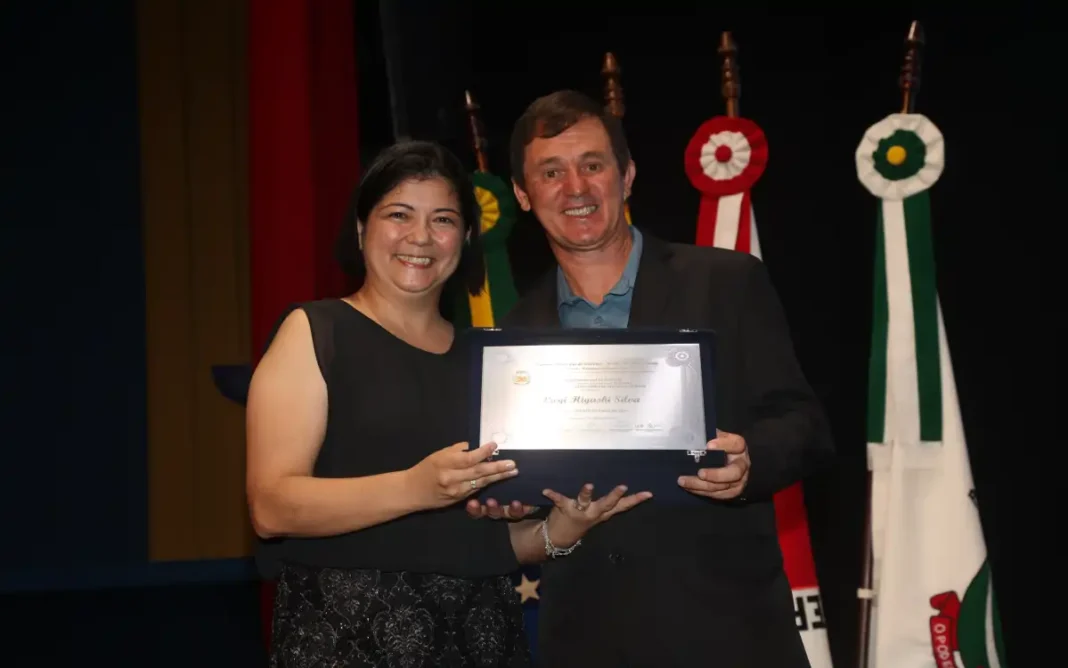 Professora é homenageada no Prêmio Mulher Destaque em Extrema