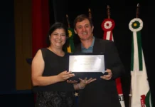 Professora é homenageada no Prêmio Mulher Destaque em Extrema