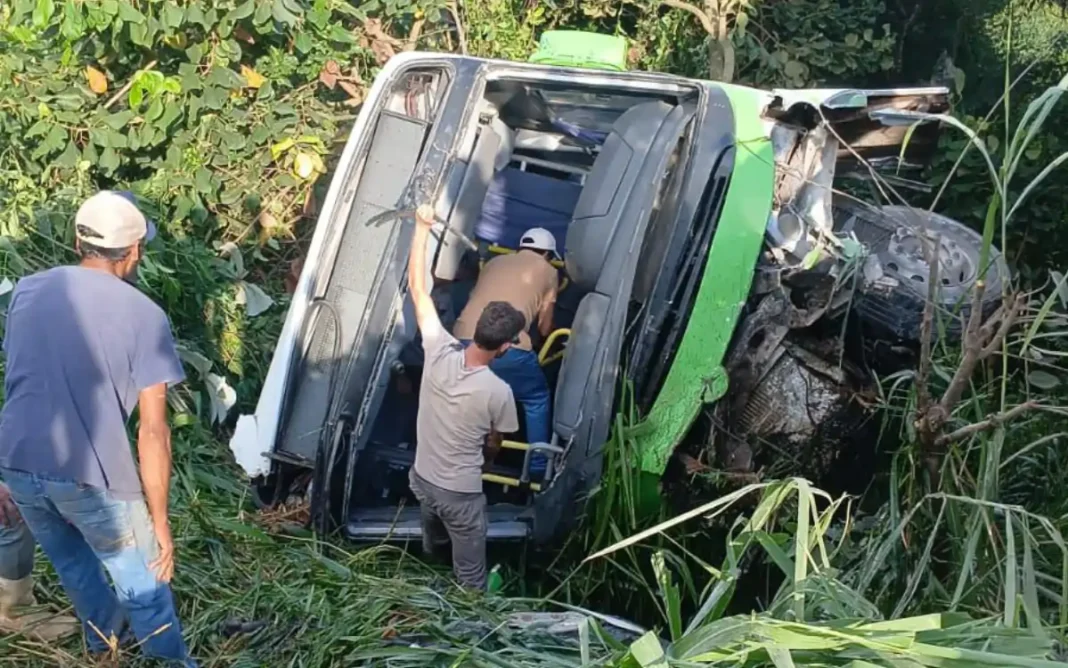 Ônibus cai de ponte após falha mecânica em Ouro