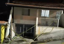Veiculo se choca com residência em Extrema