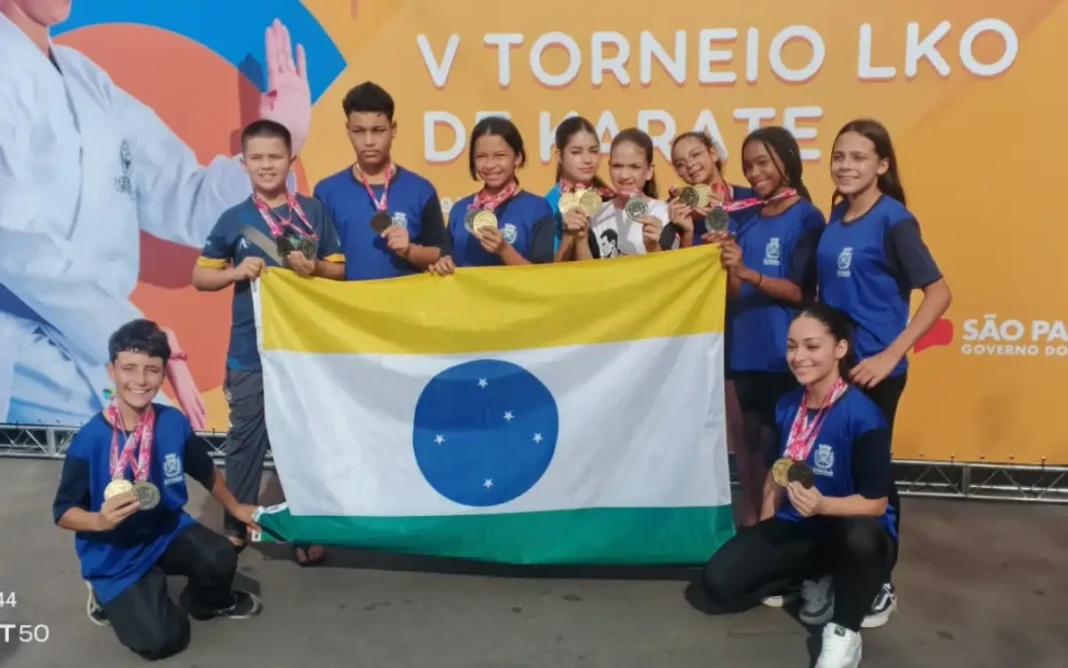Atletas de Extrema conquistam 16 medalhas em torneio de Karatê em Osasco