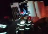 Carreta tomba na Fernão Dias e motorista fica preso às ferragens em Extrema