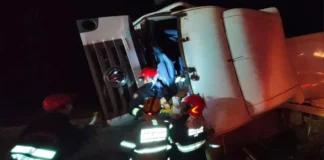Carreta tomba na Fernão Dias e motorista fica preso às ferragens em Extrema