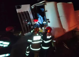 Carreta tomba na Fernão Dias e motorista fica preso às ferragens em Extrema