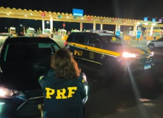 PRF prende dois homens e recupera carro roubado na Fernão Dias