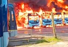 Incêndio destrói 27 ônibus em garagem de empresa de transporte em Belo Horizonte
