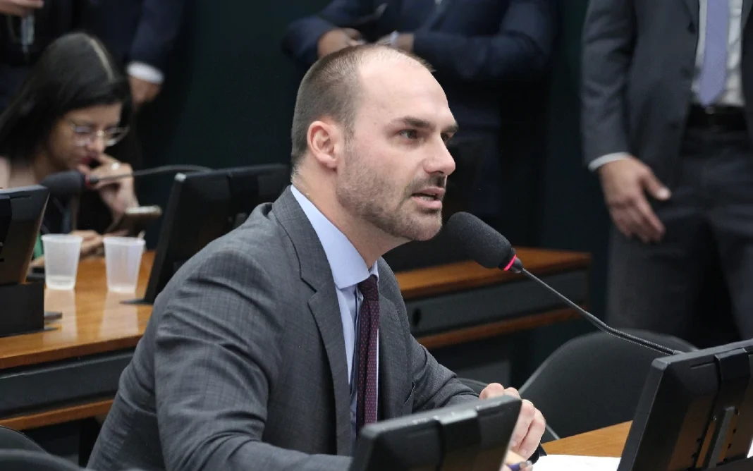 Moraes-defende-condenacao-de-Eduardo-Bolsonaro-a-um-ano-de-prisao-em-regime-aberto