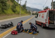 Motociclista fica gravemente ferido após colisão contra poste em Extrema